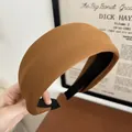 Retro thick caramel brown sponge headband in ribbed fabric for an elegant face shape - Brown