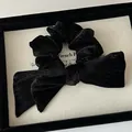 Chouchou élégant en velours noir pailleté avec un nœud asymétrique pour femme - Noir Tempérament