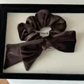 Chouchou noeud en velours marron foncé avec texture rayée et design asymétrique - Café au Lait