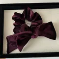 Chouchou élégant en velours violet foncé avec un nœud papillon au design asymétrique - Rouge Brunâtre
