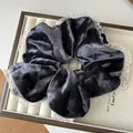 Detailopname van vintage antraciet fluwelen scrunchie met beige kanten randje - Grijsblauw