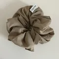 Détail du chouchou marron moka avec texture satinée et étiquette en tissu Hand Made - Khaki