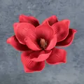 Einzelne tiefrote künstliche EVA-Magnolienblüte mit Textur und gelben Staubblättern - C11--15cm18 Größe