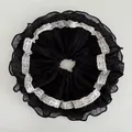 Detailaufnahme von schwarzem Falten-Chiffon-Haargummi mit weißer Spitze im Gothic-Stil - Schwarz
