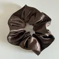 Dettaglio di un elastico per capelli in raso marrone scuro lucido e setoso - Moca