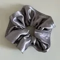 Dettaglio dell'elastico in raso viola argento con lucentezza metallica e pieghe - Viola chiaro