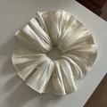 Detalle de coletero de satén plisado crema con delicados adornos de perlas blancas - Blanco Leche