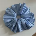 Detalle de coletero de satén azul claro plisado con elegantes perlas de imitación - Azul
