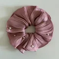 Coletero elegante de satén plisado rosa con delicadas perlas blancas para mujer - Rosa Púrpura