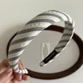 Vue détaillée du serre-tête rembourré fait main à rayures grises et blanches en tissu - Gris