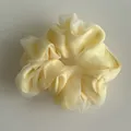 Coletero elegante de organza amarillo crema con acabado brillante y pliegues suaves - Amarillo