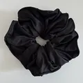 Coletero grande y elegante de satén negro con textura fruncida y estilo minimalista - Negro