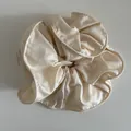 Coletero elegante de satén crema con brillo sedoso y detalle de volantes - Beige