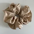 Coletero grande de seda champán con bordes rizados y elegante acabado de satén - Caqui