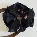 Eleganter schwarzer Blumen-Haargummi mit Plissee-Kanten und weicher Stoffstruktur - Schwarz