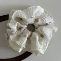 Crèmefarbener Organza-Haargummi mit Blumenmuster, plissierter Textur und Vintage-Design - Beige