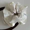Beigefarbener Blumen-Haargummi aus Satin mit Plissee-Kanten und Stoffstruktur - Rosa