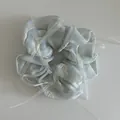 Chouchou à carreaux bleu clair avec rubans de soie blancs et broderie de nœuds chic - Bleu