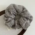 Silbergraues Metallic-Mesh-Haargummi mit Stickerei und Etikett für Pferdeschwänze - Grau