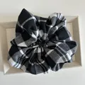 Oversized haarwokkel met zwart-wit geruit patroon gepresenteerd op een dienblad - Zwart & Wit