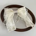 Barrette à cheveux avec nœud en satin blanc crème et résille, ornées de perles élégantes - Beige