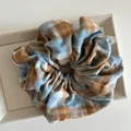 Grote retro scrunchie met ruitpatroon in lichtblauw en bruin van dikke textuur - Blauw en Koffie
