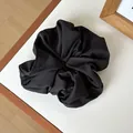 Elegante coletero negro mate de gran tamaño con suaves pliegues para coleta baja - Negro