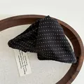 Pinza per capelli a pois bianchi e neri stile francese su un vassoio di legno rustico - Nero