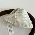 Elegante pinza per capelli in tessuto beige a pois blu navy su vassoio in legno - Bianco Sporco