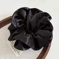 Chouchou géant élégant en satin noir avec un fini nacré luxueux pour accessoires cheveux - Noir