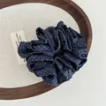 Donkerblauwe oversized haarelastiek met witte polkadots en elegante gelaagde ruches - Marineblauw - Klein