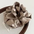 Chouchou élégant en satin champagne double épaisseur avec finition soyeuse brillante - Khaki