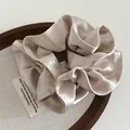Chouchou élégant en satin doré champagne avec un grand design plissé double couche - Beige