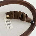 Eleganter dunkelbrauner Satin-Bananenclip mit Falten und goldenem ovalen Akzent - Braun