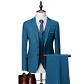 Slim fit driedelig herenpak in pauwblauw inclusief jasje, gilet en bijpassende broek - Meerblauw