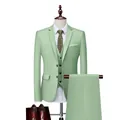 Driedelig slim-fit herenkostuum in mintgroen met colbert, gilet en bijpassende broek - Bonengroen