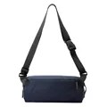 Dunkelblaue Crossbody-Brusttasche aus robustem Stoff mit verstellbarem schwarzen Gurt - Dunkelblau
