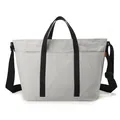 Bolso tote minimalista de nailon gris claro con correas negras y detalle de etiqueta naranja - Gris Beige