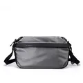 Sac bandoulière homme gris foncé avec fini métallique imperméable et sangle réglable - Gris Argent