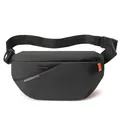 Mattschwarze wasserdichte Crossbody-Tasche mit orangefarbenem Detail und Schnalle - Grau