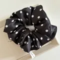 Haargummi aus Satin mit Polka-Dots in Schwarz-Weiß und kleinem Logo-Webetikett - Schwarz
