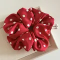 Roter Satin-Haargummi mit weißen Punkten und S.COUPS-Webetikett im eleganten Design - Burgunderrot