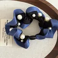 Haargummi aus blauem Denim und schwarzem Satin mit Kunstperlen für Frisuren - Dunkelblau