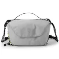 Bolso bandolera gris claro de tejido técnico con logo minimalista y detalles amarillos - Gris claro