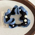 Blau-schwarzes plissiertes Perlen-Haargummi mit eleganter Vintage-Stoffstruktur - Hellblau