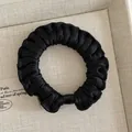 Coletero elástico de satén negro con textura fruncida y cuenta decorativa cilíndrica - Negro
