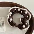 Coletero elegante de satén marrón y beige con perlas decorativas en bandeja de madera - Marrón