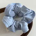 Coletero vintage azul claro de tela con volantes y etiqueta en bandeja madera - Azul