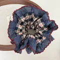 Großes Retro-Haargummi in Marineblau mit Karomuster, Jeans-Patchwork und roten Kanten - Navy Kariert