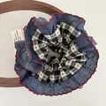 Blaues Denim-Haargummi mit Karo-Muster, roter Wellenkante und kleinen Stern-Details - Schwarz-Weiß Kariert